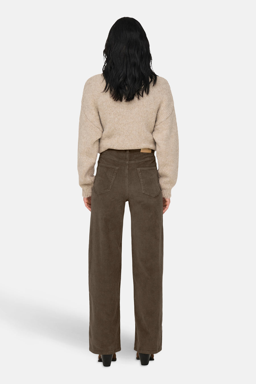 Pantalon corduroy marron de ONLY, avec des poches et des poche arrière.