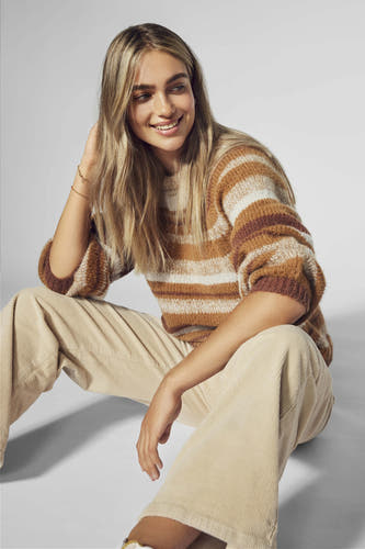 Pantalon couleur écru de ONLY®, modèle assis avec texture de velours côtelé et coupe décontractée.