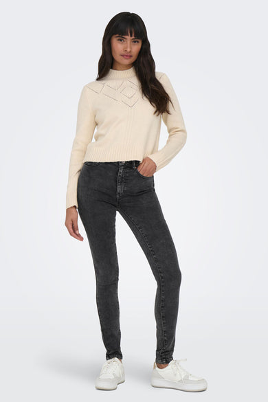 Jean skinny gris foncé ONLY® avec légère décoloration, coupe ajustée et taille haute, porté avec un pull crème et des baskets blanches.