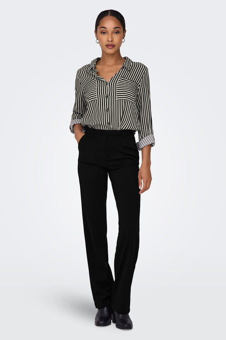 Pantalon noir de ONLY, avec une chemise rayée et des bottes noires.