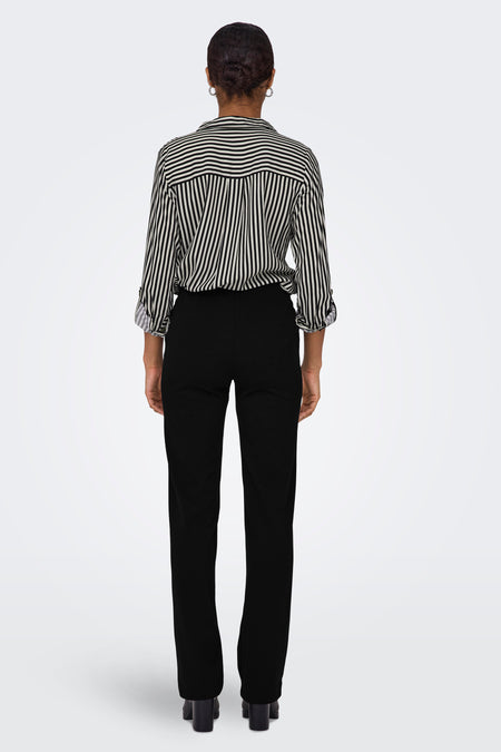 Pantalons de saison pour dames ONLY, avec une chemise rayée et des talons noirs.