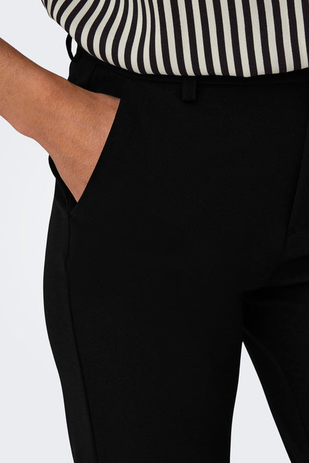 Pantalon de saison pour femmes de ONLY, avec une poche sur la jambe et un haut rayé.