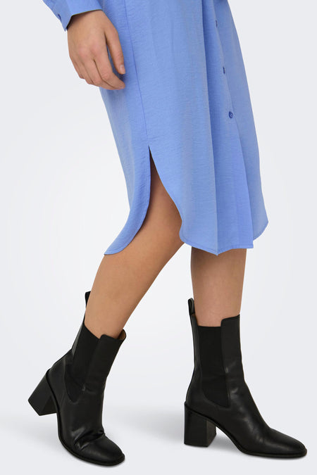 Robe bleue à manches longues de JDY avec fente latérale et boutons, portée avec des bottes noires, vue de côté