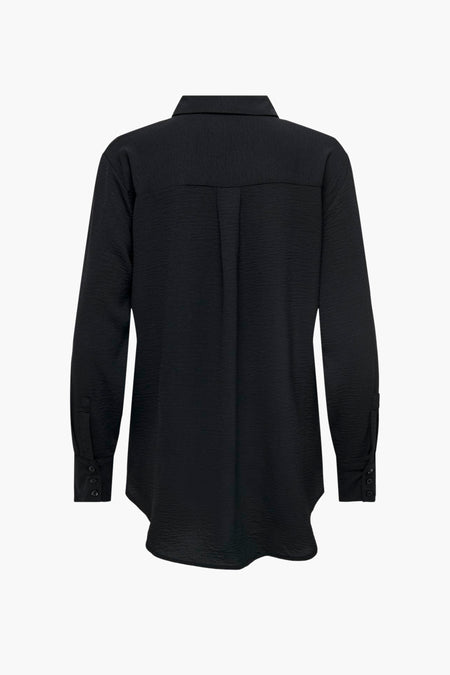 Chemise noire à manches longues de JDY, avec un tissu texturé et une fermeture boutonnée au poignet.