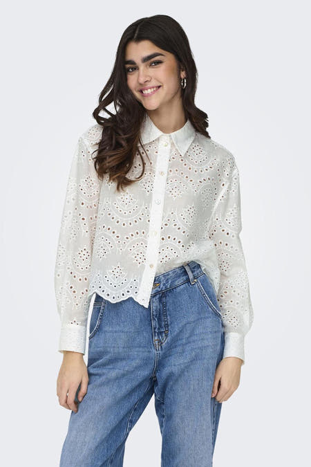Chemise blanche à manches longues de ONLY, avec des détails ouverts et associée à un jean.