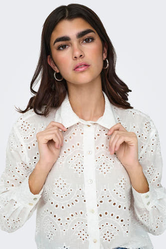 Chemise blanche à longues manches de ONLY, avec des détails brodés et un col classique.