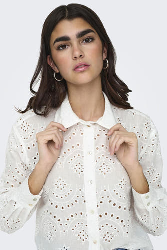 Blouse blanche à longues manches ONLY, avec des détails sur les bords et une fermeture à bouton.