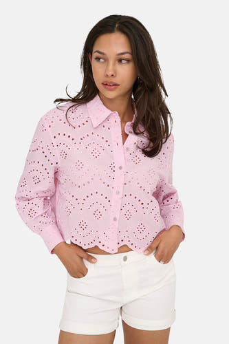 Chemise rose à manches longues de ONLY, avec détails brodés et portée avec un pantalon blanc.