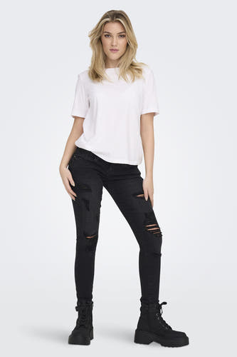 T-shirt blanc ONLY, porté avec un jean noir déchiré et des bottes noires.