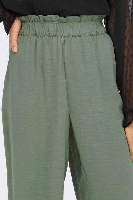 Pantalon multicolore de JDY, avec une ceinture froncée et une subtile texture.