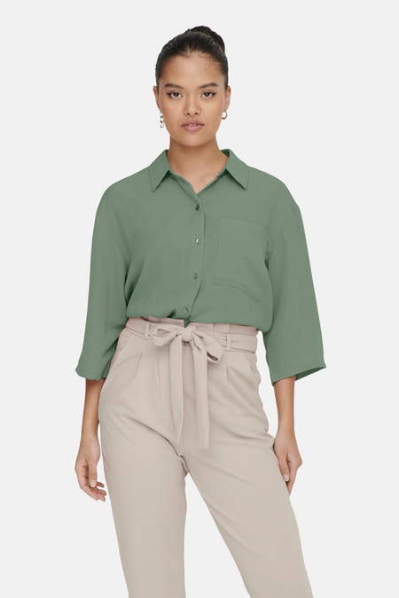 Chemise kaki à manches courtes de JDY, avec col boutonné et poche poitrine.