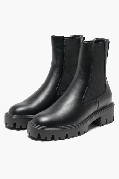 Bottines noires ONLY, avec des pièces élastiques et une semelle à profil grossier.