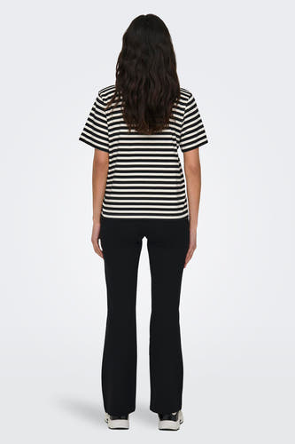 T-shirt rayé blanc d'ONLY, avec des manches courtes et une coupe droite, vu de derrière.