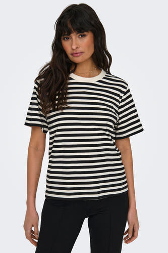 T-shirt blanc de ONLY avec des rayures noires, porté avec un pantalon noir et une chaîne dorée.