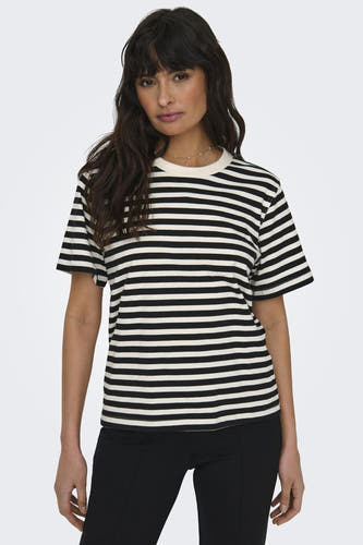 T-shirt blanc de ONLY, avec des rayures horizontales noires et porté avec un pantalon noir.
