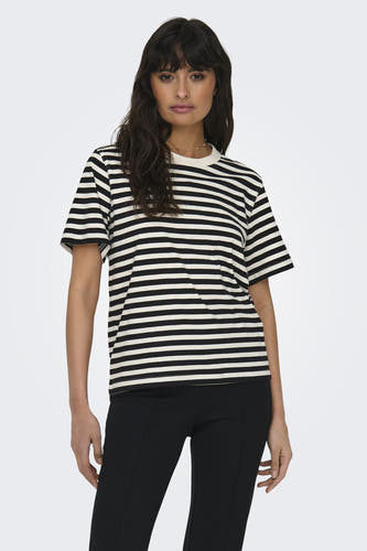 T-shirt rayé blanc de ONLY, porté avec un pantalon noir et une jolie chaîne.