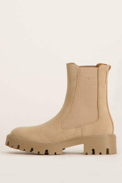 Bottines brunes ONLY, avec des pièces élastiques latérales et une semelle à profil grossier.