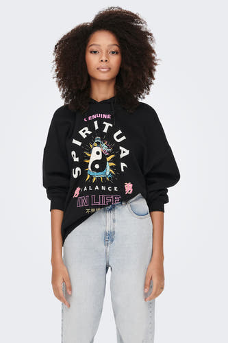 Pull-over noir ONLY, avec manches longues et capuchon, combiné avec un jean bleu clair et des baskets.