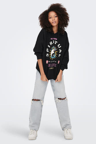 Zwarte sweater van ONLY, met 'spiritual balance in life' print en gedragen met gescheurde jeans en witte schoenen.
