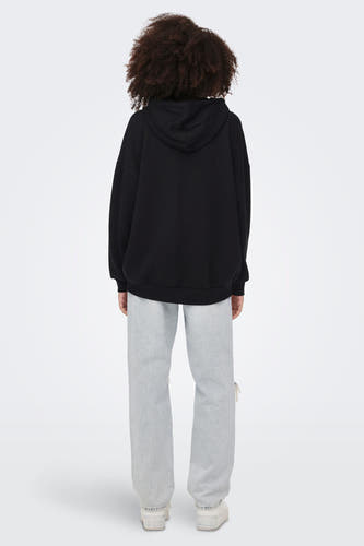Zwarte sweater van ONLY, met lange mouwen en een capuchon, gecombineerd met lichtblauwe jeans en sneakers.