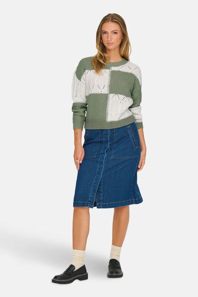 T-shirt vert avec col rond de JDY, avec un design à carreaux et associé à une jupe en denim et des loafers.
