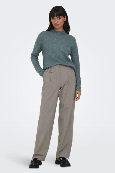 T-shirt vert avec col rond de ONLY, associé à un pantalon gris et des loafers noirs.