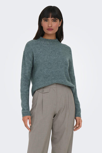 T-shirt vert de ONLY avec des manches longues, associé à un pantalon gris plissé.