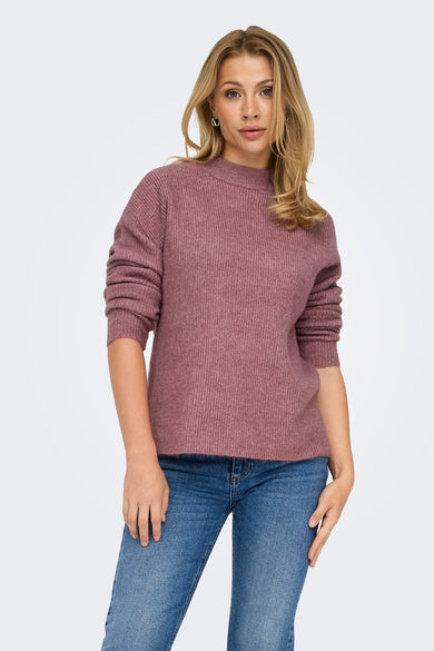 T-shirt rose avec col rond de ONLY, avec des manches longues et des détails côtelés, associé à un jean bleu.