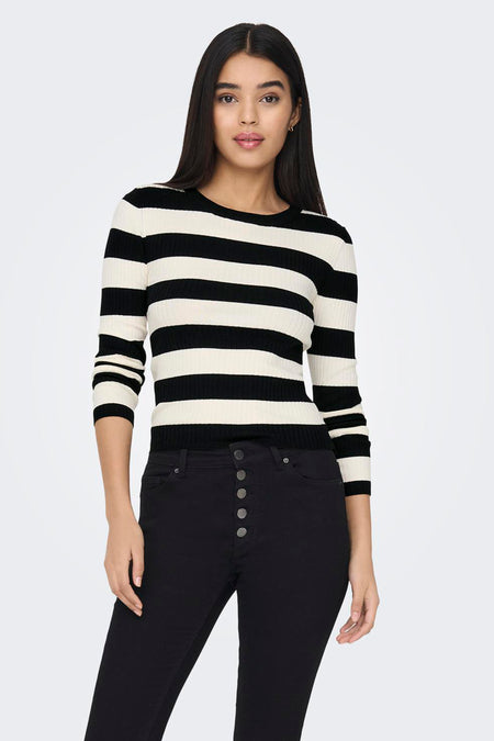 Pull noir à col rond de JDY, avec des rayures horizontales et des manches longues, associé à un pantalon noir.