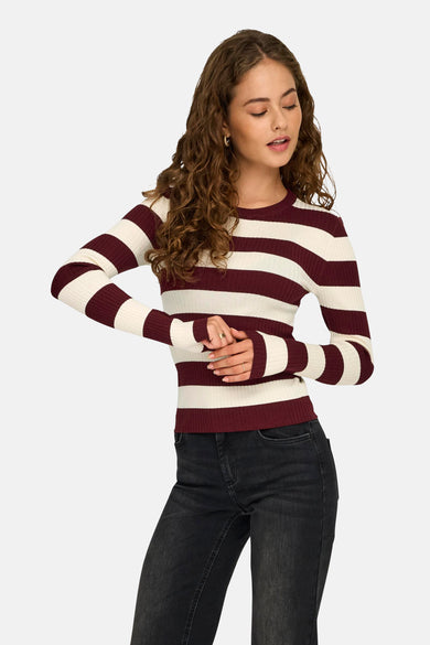 Pull-over rouge à col rond de JDY, avec des rayures horizontales et des manches longues, associé à des jeans noirs et des chaussures en cuir.