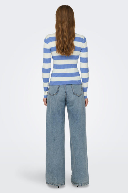 Blauw-wit gestreepte trui van JDY, gezien van achteren, met lange mouwen, gecombineerd met een wijde jeans.
