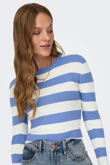Marinière JDY avec col rond, associée à un pantalon de cuir et une chaîne en or.