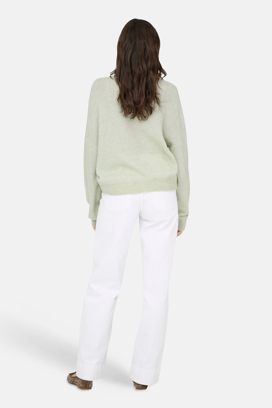 Pull vert avec col rond de JDY, à manches longues et pantalon blanc.