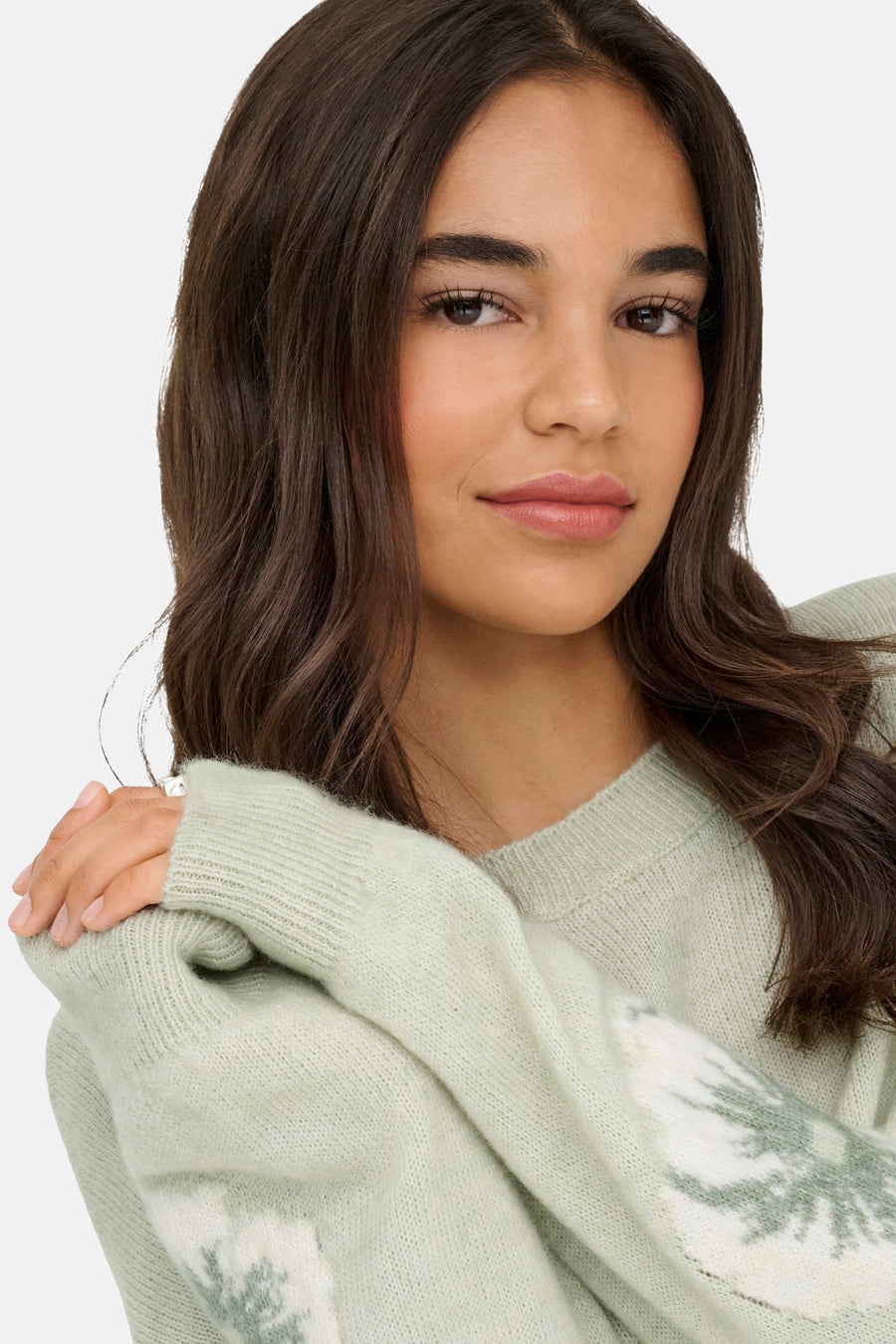 Pull vert avec col rond de JDY, avec une texture tricotée et un imprimé graphique sur la manche.