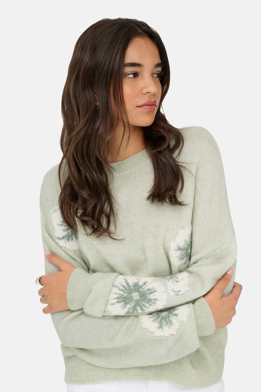 Pull vert avec col rond de JDY, avec motif floral sur les manches et le devant.