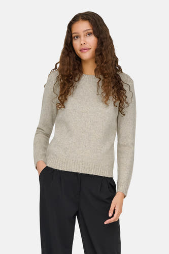 T-shirt écru avec col rond de JDY, associé à un pantalon noir décontracté et des bottines noires à talon.