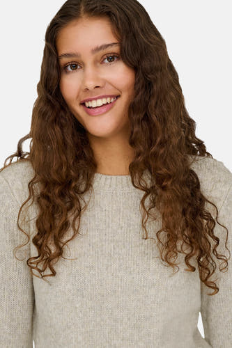 T-shirt écru avec col rond de JDY, porté par une femme souriante aux cheveux bruns bouclés.