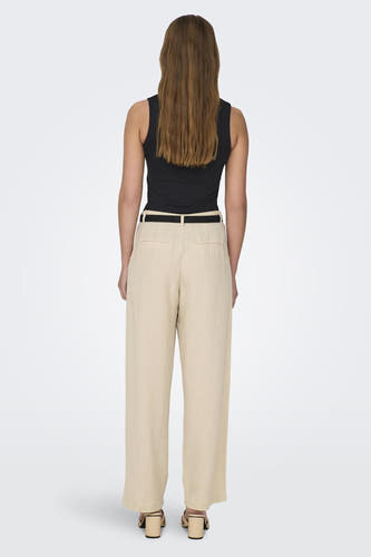 Top noir ONLY®, avec bretelles droites, combiné avec un pantalon beige à ceinture.