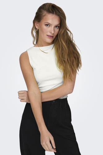 Débardeur écru d'ONLY, combiné avec un pantalon noir et une chaîne en or.