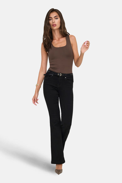 T-shirt marron ONLY, porté avec un jean noir et une bague dorée.