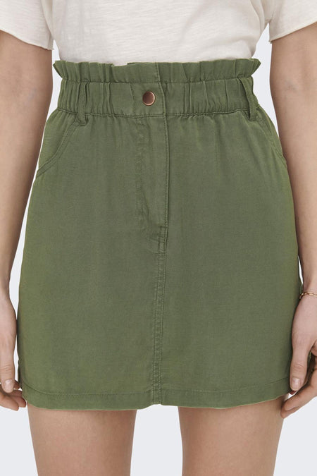 Jupe courte et verte ONLY, avec une ceinture élastique et un nœud décoratif.