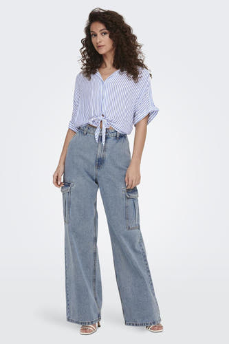 Wit hemd met korte mouwen van ONLY, gestreept en geknoopt, gedragen met wijde jeans.
