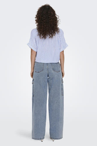 Chemise blanche à manches courtes de ONLY, avec des rayures bleues et des manches retroussées, dos.
