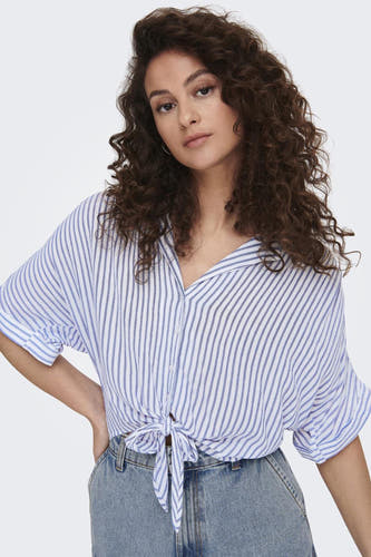 Chemise à carreaux blanche et bleue à manches courtes de ONLY, boutonnée à l'avant et associée à un jean.