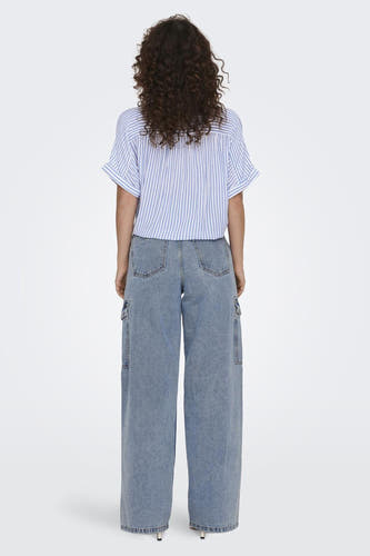 Chemise blanche à manches courtes de ONLY, avec des rayures bleues et une fermeture à boutons à l'arrière.