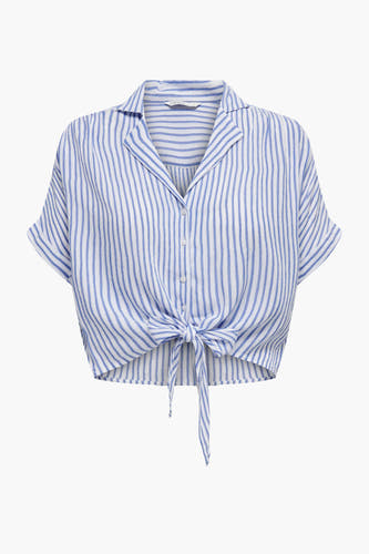 Chemise à rayures blanches et bleues avec manches courtes de ONLY, boutonnée sur le devant.