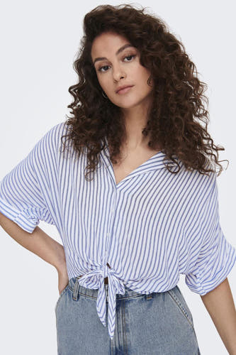 Chemise à rayures blanches et bleues avec manches courtes de ONLY, boutonnée sur le devant, associée à un jean.