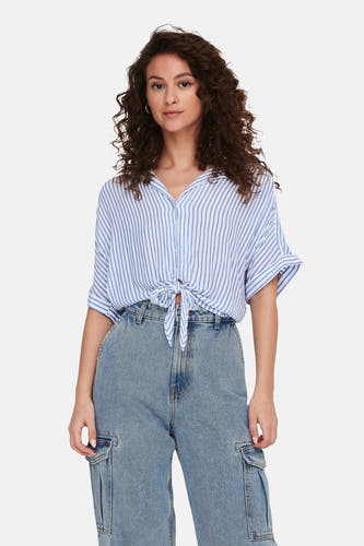 Chemise blanche à rayures bleues et manches courtes de ONLY® avec un bouton sur le devant, associée à un pantalon cargo en jean.