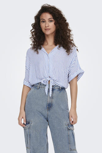 Chemise blanche à manches courtes ONLY® avec rayures bleues verticales, vue de dos.