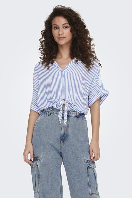 Chemise blanche à manches courtes ONLY® avec rayures bleues verticales, vue de dos.